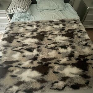 Luxurious Faux Fur Blanket - Brown and White